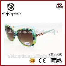 Kundenspezifische Entwurfsdameart und weisesonnenbrille mit nettem Metalltempel